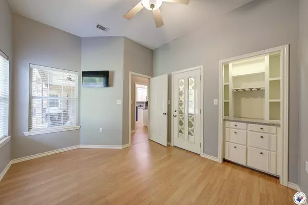 141 Arizona Ave, Wake Village, TX 75501