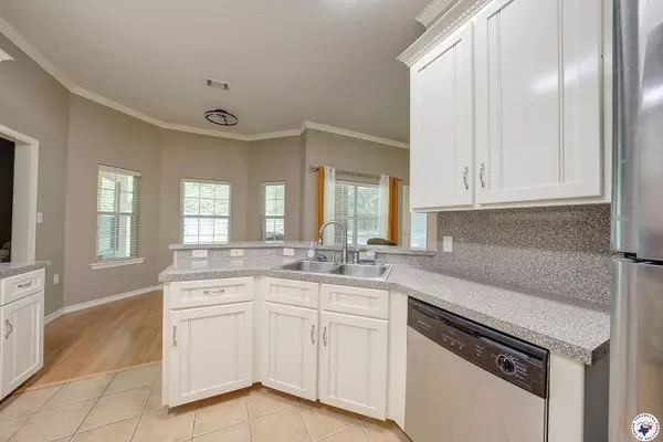 141 Arizona Ave, Wake Village, TX 75501