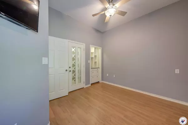 141 Arizona Ave, Wake Village, TX 75501