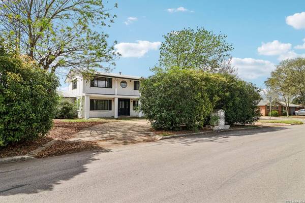 302 WEATHERCOCK LN, Windcrest, TX 78239