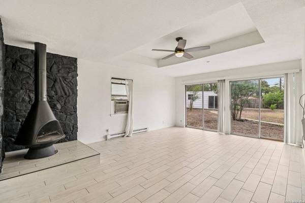 302 WEATHERCOCK LN, Windcrest, TX 78239