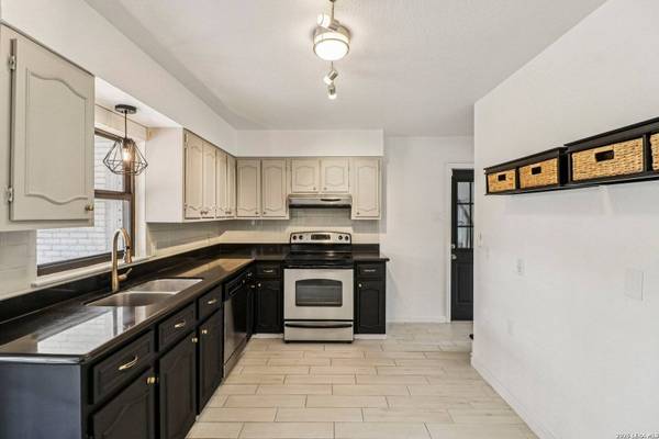 302 WEATHERCOCK LN, Windcrest, TX 78239