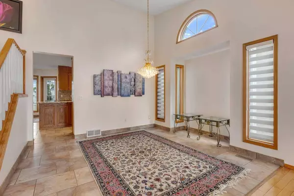 118 Hawkville Close NW, Calgary, AB T3G3B3