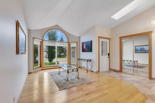 118 Hawkville Close NW, Calgary, AB T3G3B3