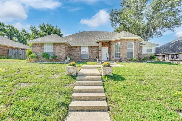 628 Heather Knoll Drive, Desoto, TX 75115