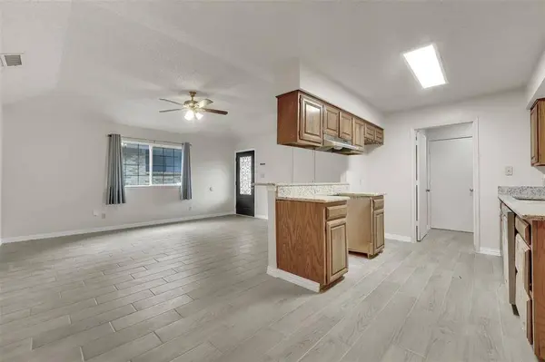 411 S Las Vegas Trail, White Settlement, TX 76108