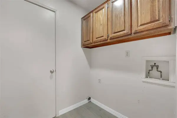 411 S Las Vegas Trail, White Settlement, TX 76108
