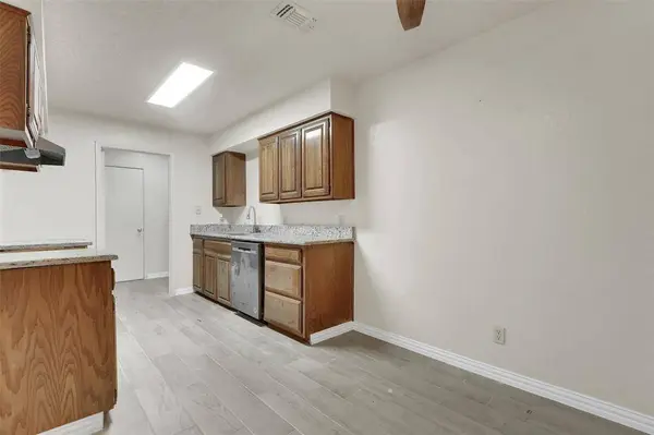 411 S Las Vegas Trail, White Settlement, TX 76108