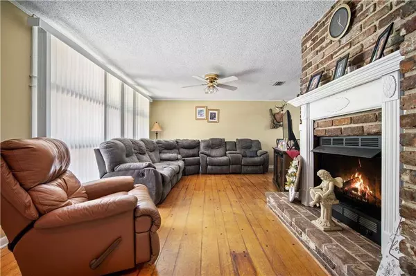 1810 Colonial Oaks DR, Mobile, AL 36618