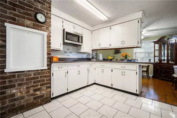 1810 Colonial Oaks DR, Mobile, AL 36618