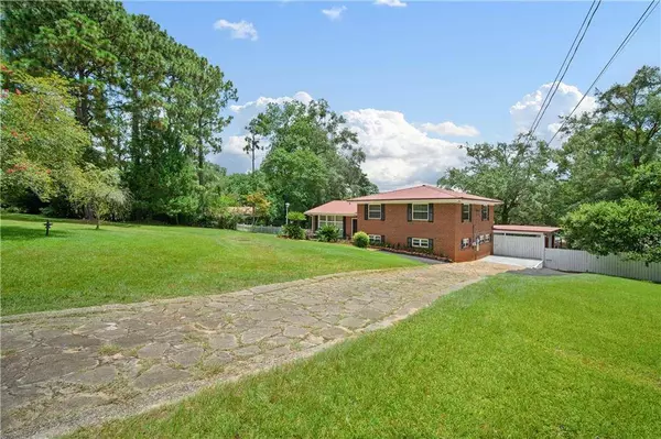 1810 Colonial Oaks DR, Mobile, AL 36618