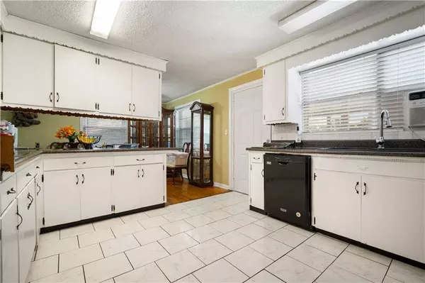 1810 Colonial Oaks DR, Mobile, AL 36618