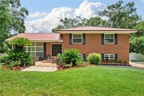 1810 Colonial Oaks DR, Mobile, AL 36618