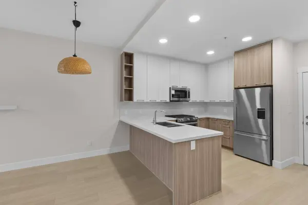 14022 North Bluff RD, White Rock, BC V4B 3C3