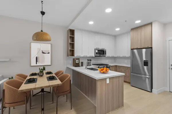 14022 North Bluff RD, White Rock, BC V4B 3C3