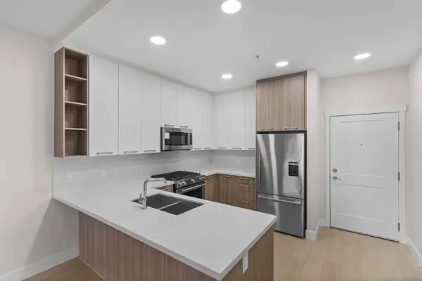 14022 North Bluff RD, White Rock, BC V4B 3C3