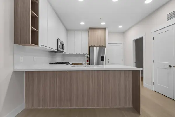 14022 North Bluff RD, White Rock, BC V4B 3C3