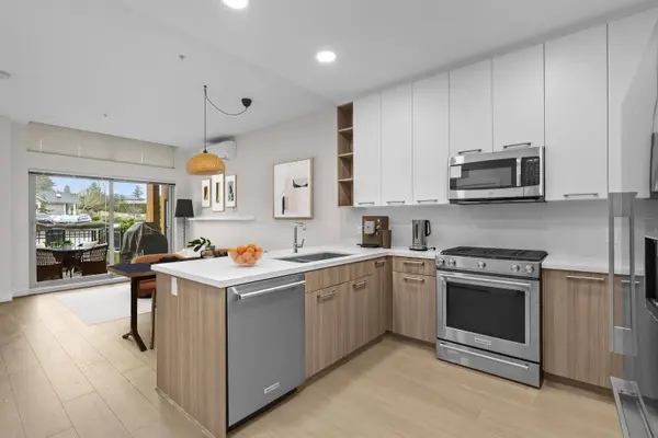 14022 North Bluff RD, White Rock, BC V4B 3C3