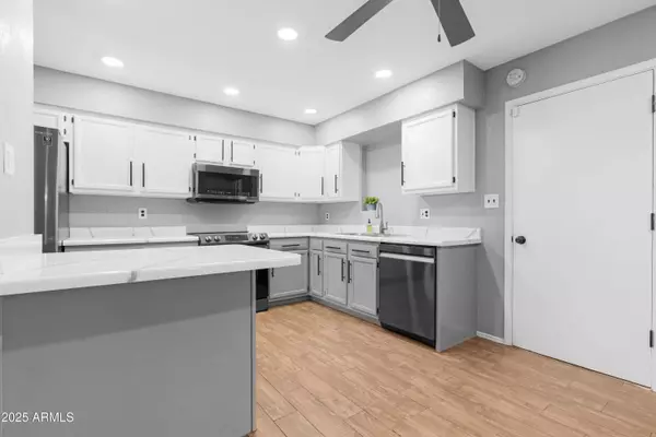 911 W CAMPO BELLO Drive, Phoenix, AZ 85023