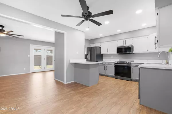 911 W CAMPO BELLO Drive, Phoenix, AZ 85023