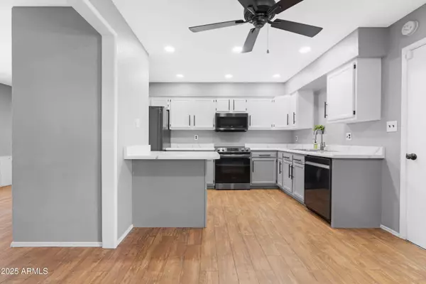 911 W CAMPO BELLO Drive, Phoenix, AZ 85023