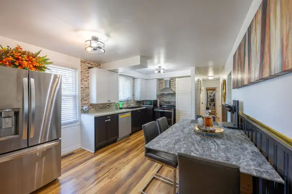 324 College AVE, Oshawa, ON L1J 1S1