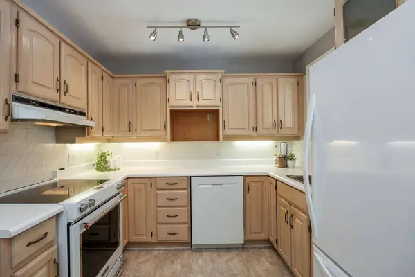 544 Wilson RD N, Oshawa, ON L1G 6E9