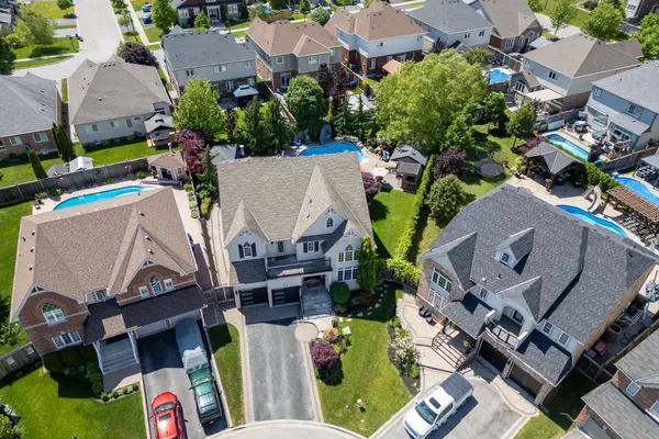 52 Brough CT, Clarington, ON L1C 0B7