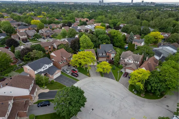 2015 Blairwood CT, Pickering, ON L1X 2S3