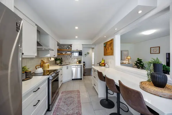 9 Candlebrook DR, Whitby, ON L1R 2V4