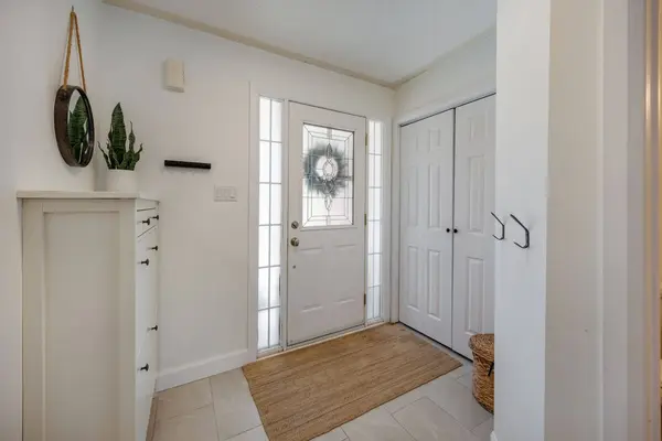 9 Candlebrook DR, Whitby, ON L1R 2V4