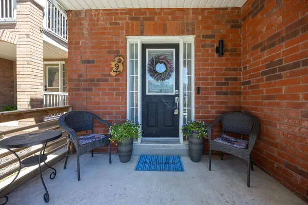 9 Candlebrook DR, Whitby, ON L1R 2V4