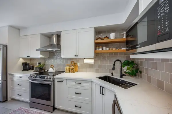 9 Candlebrook DR, Whitby, ON L1R 2V4