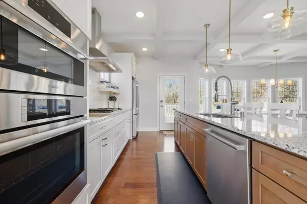 N67W13238 West View Cir, Menomonee Falls, WI 53051