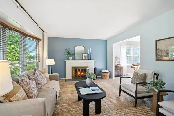 9810 W Grantosa Dr, Wauwatosa, WI 53222