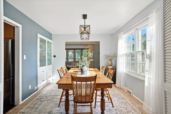 9810 W Grantosa Dr, Wauwatosa, WI 53222