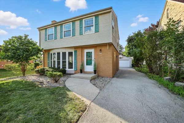 9810 W Grantosa Dr, Wauwatosa, WI 53222