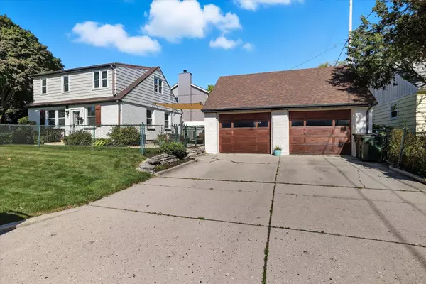 302 N 111th St, Wauwatosa, WI 53226