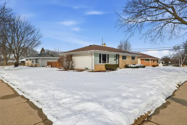 W150N8239 Saxony Dr, Menomonee Falls, WI 53051