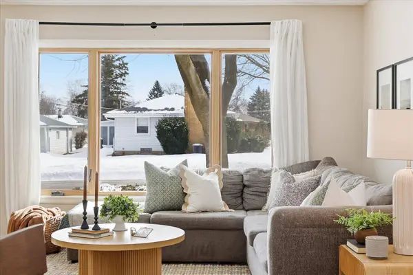 W150N8239 Saxony Dr, Menomonee Falls, WI 53051