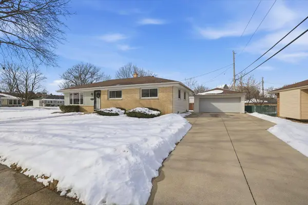 W150N8239 Saxony Dr, Menomonee Falls, WI 53051