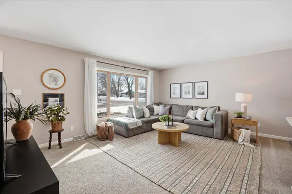 W150N8239 Saxony Dr, Menomonee Falls, WI 53051