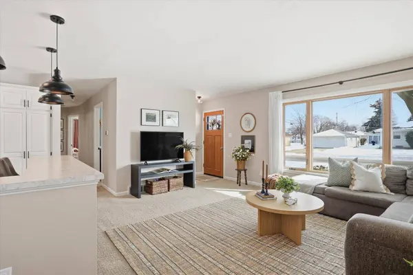 W150N8239 Saxony Dr, Menomonee Falls, WI 53051