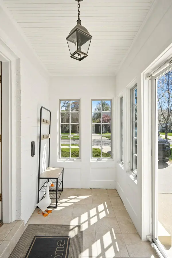 2565 N 84th St, Wauwatosa, WI 53226
