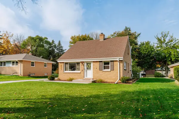 4225 N 95th St, Wauwatosa, WI 53222