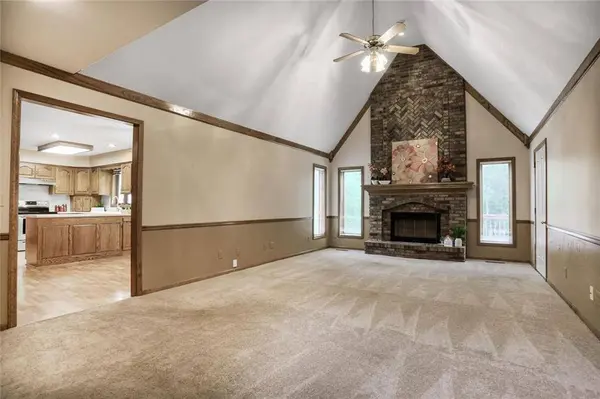 709 Kingston DR, Liberty, MO 64068