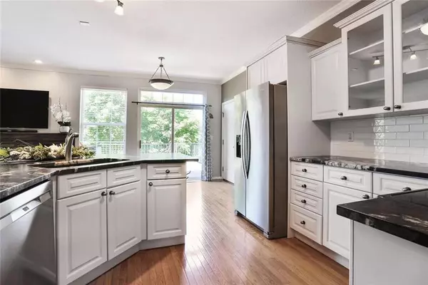 15940 Linden ST, Overland Park, KS 66085