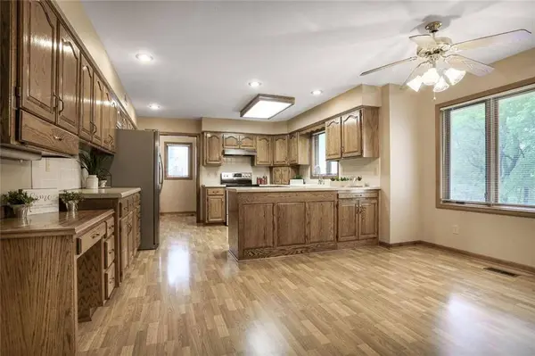 709 Kingston DR, Liberty, MO 64068