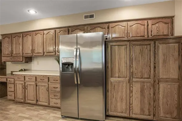709 Kingston DR, Liberty, MO 64068
