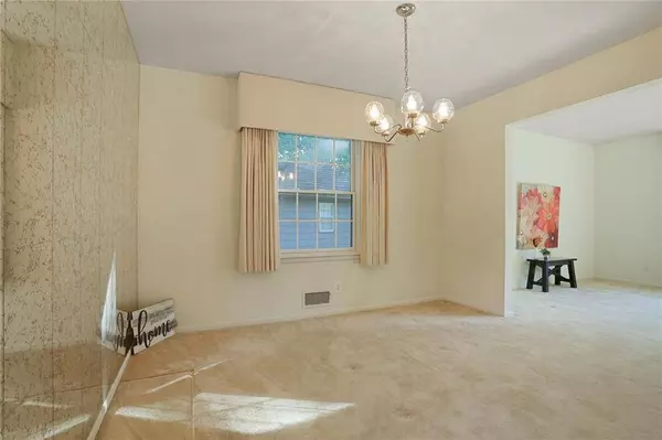 6705 Dawn LN, Kansas City, MO 64151